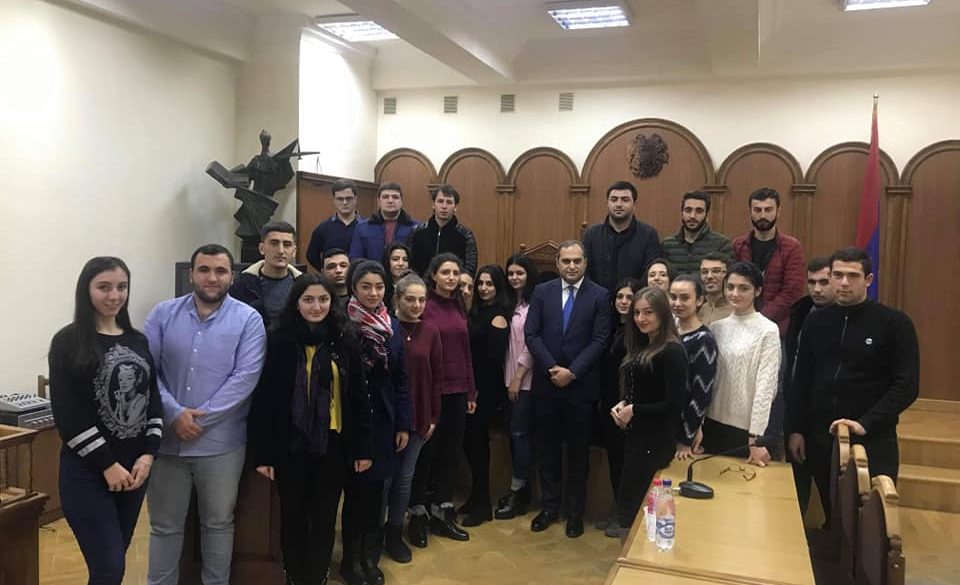 Այսօր ԵՊՀ իրավագիտության ֆակուլտետ էր այցելել ՀՀ Փաստաբանների պալատի նախագահ Արա Զոհրաբյանը