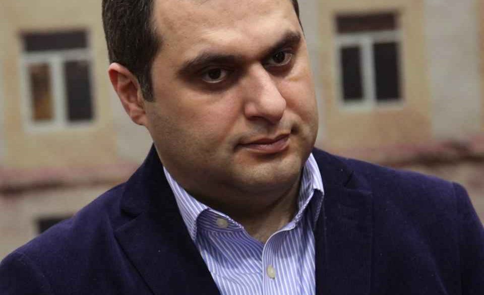 Ես կանգնած եմ իմ Եկեղեցու կողքին.